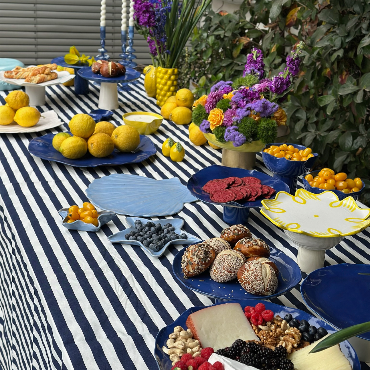 מארז בופה להשכרה בסגנון ים תיכוני כחול לבן עם כלי הגשה לאירוח