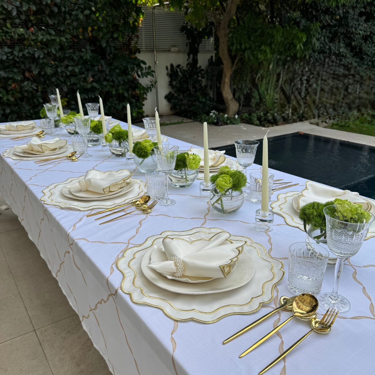 קולקציית זהב מלכותי מציעה מארז סטיילינג להשכרה בשילוב לבן אלגנטי, ירק רענן ונגיעות זהב קלאסי. בסיס מושלם לשולחן יוקרתי, חגיגי ומלא סטייל.