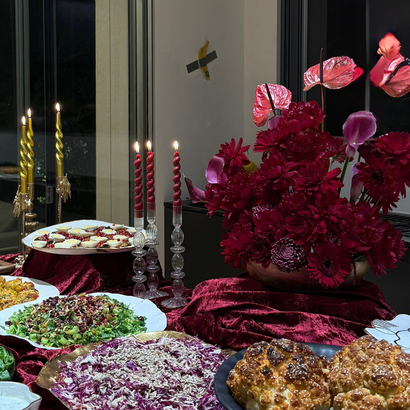 מארז בופה להשכרה בסגנון עמוק בצבעים של בורדו  וכולל כלי הגשה נרות ועוד