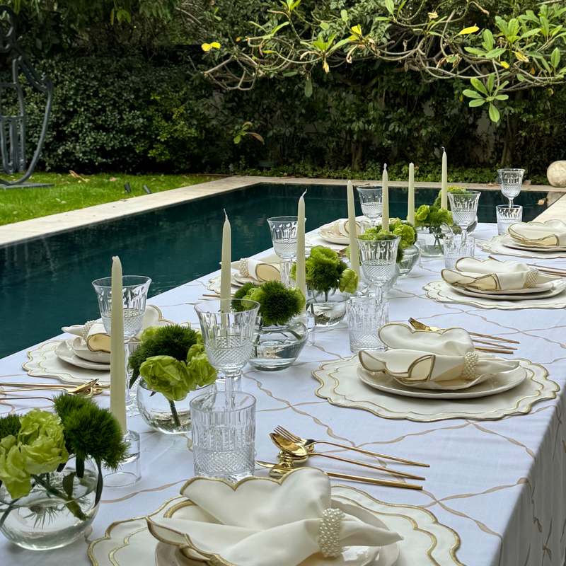 קולקציית זהב מלכותי מציעה מארז סטיילינג להשכרה בשילוב לבן אלגנטי, ירק רענן ונגיעות זהב קלאסי. בסיס מושלם לשולחן אירוח יוקרתי, חגיגי ומלא סטייל.