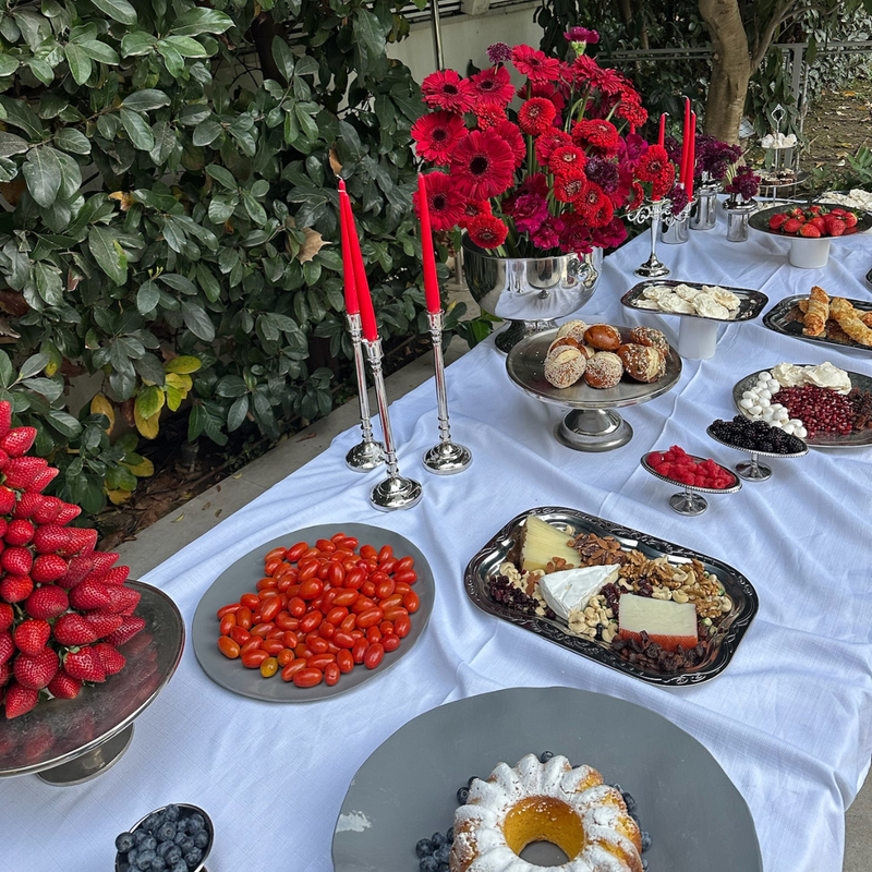 מארז בופה להשכרה בסגנון רונטי המשלב גוונים של לבן ואדום  עם כלי הגשה נרות ועוד