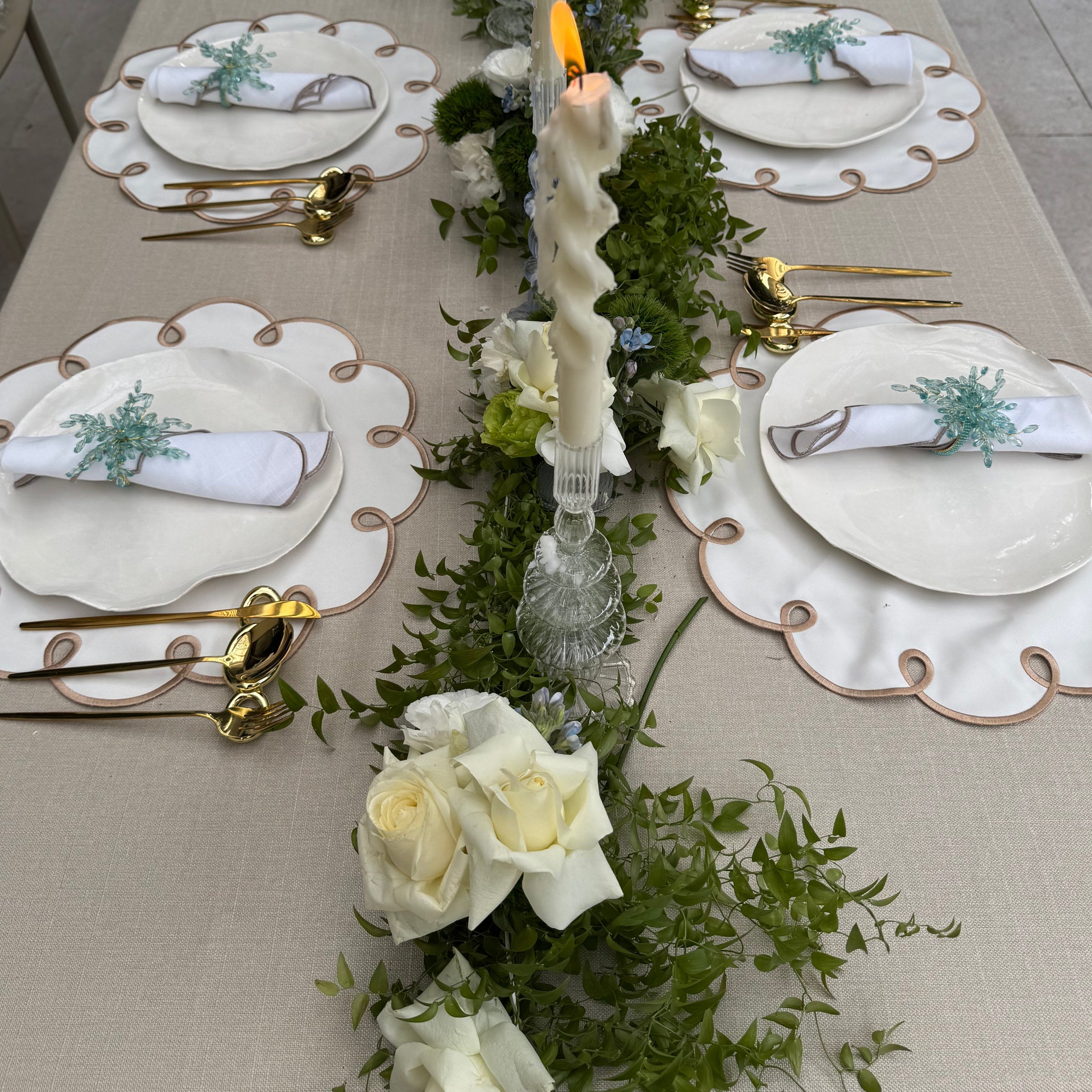 פלייסמט לבן עם רקמת בז׳ - סט של 6