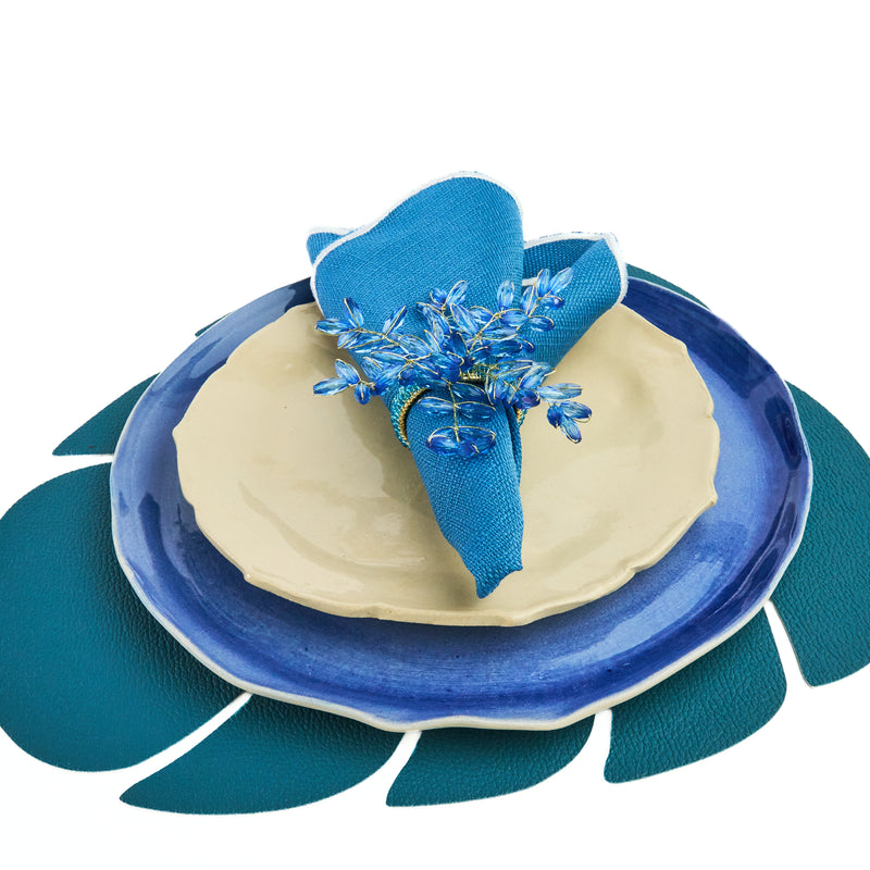 מפית כחולה רקמה לבנה