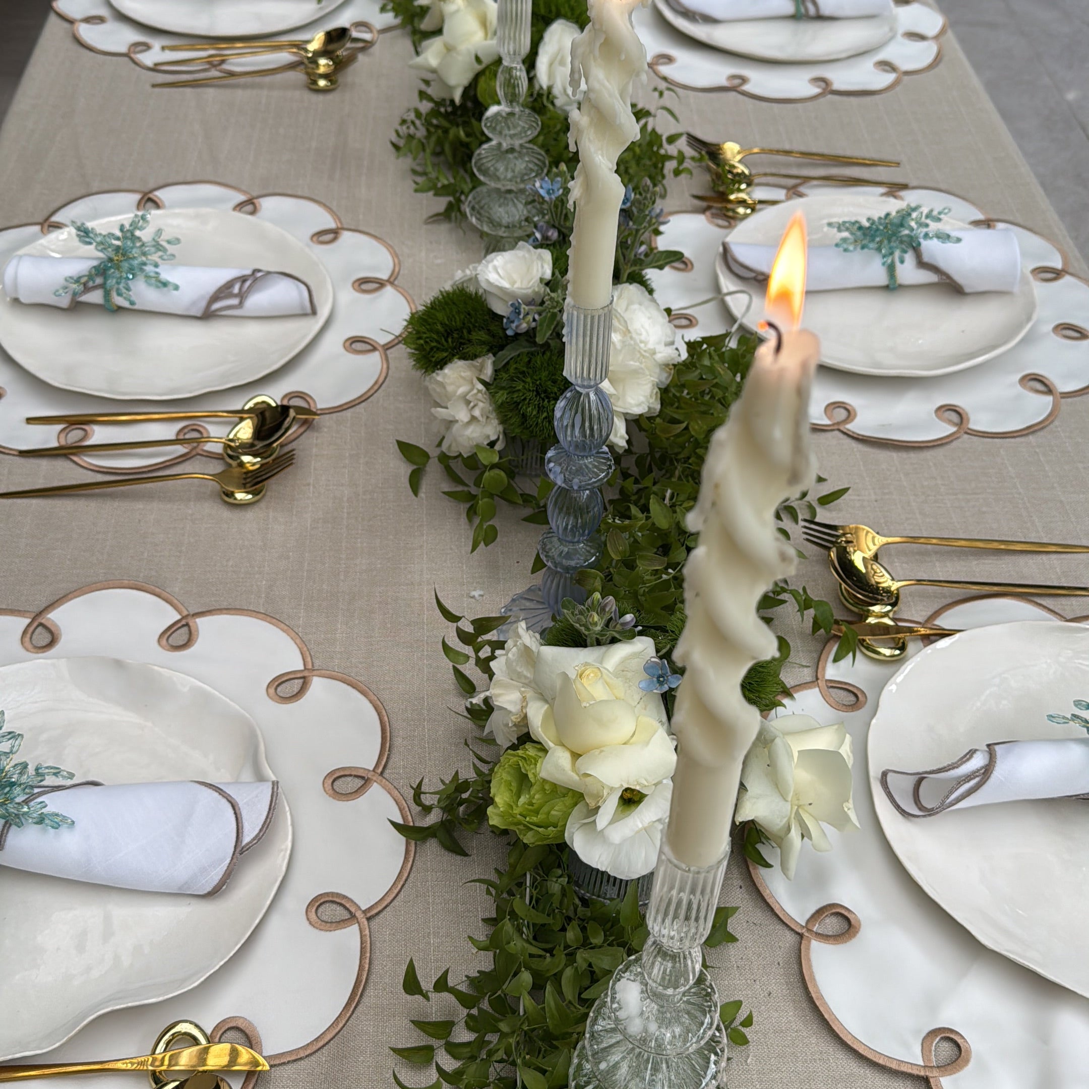 פלייסמט לבן עם רקמת בז׳ - סט של 6