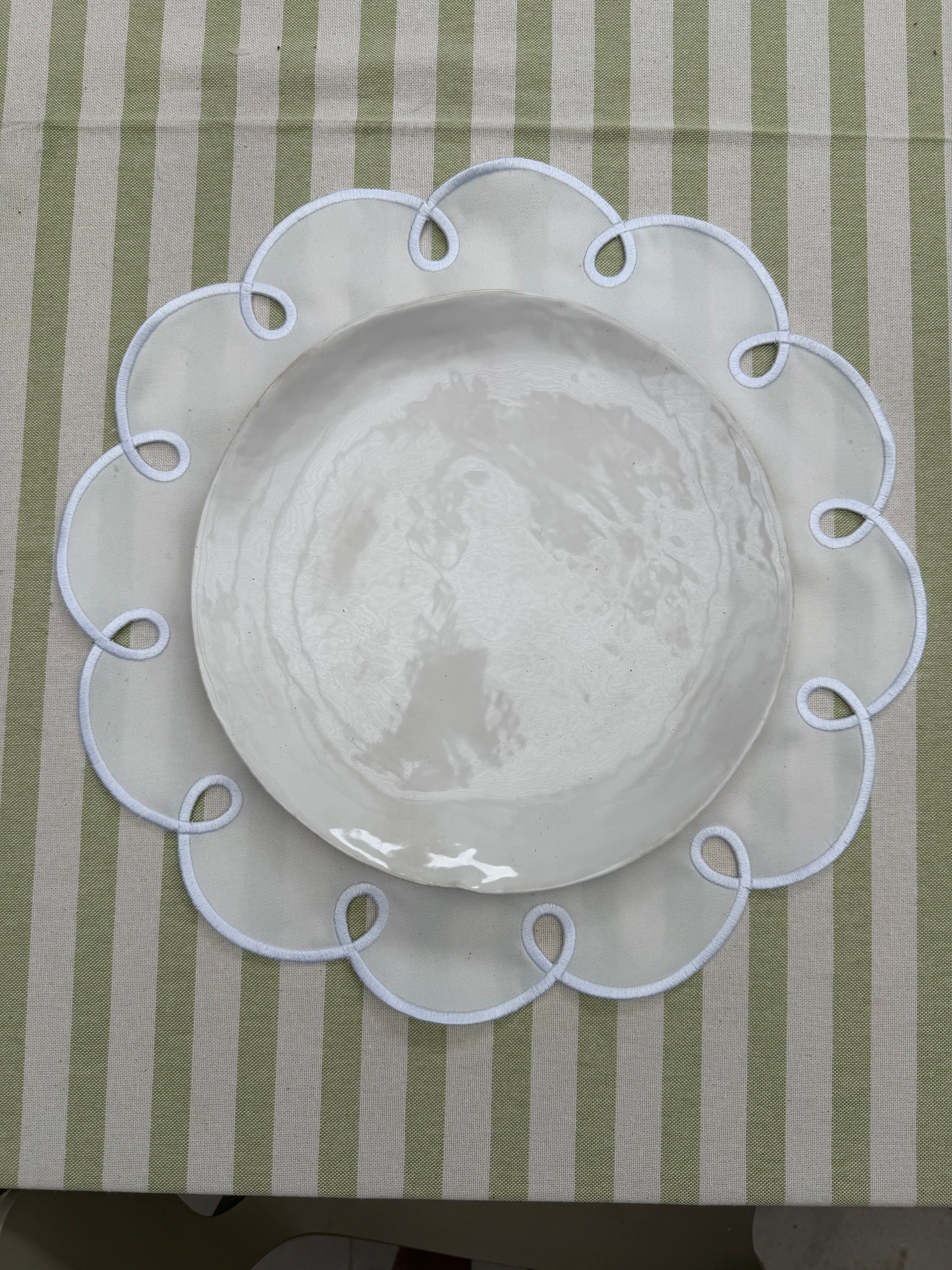 White placemat with beige embroidery - set of 6