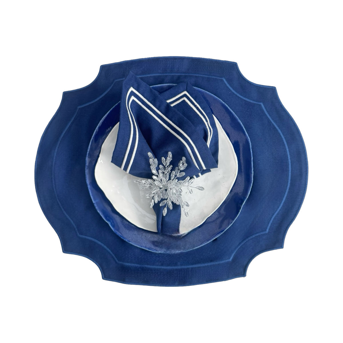 מפית בד כחולה עם רקמה לבנה 